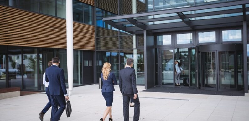 When Does It Make Sense for a Business to Arrange Group Transportation?